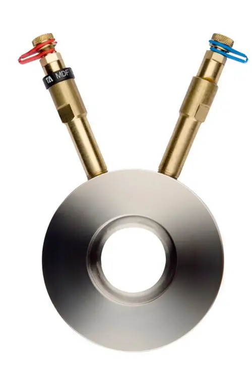 Messblende mit zwei Anschlüssen, die von IMI Hydronic Engineering produziert wird. Das Produkt hat eine runde Form mit einem zentralen Loch und zwei seitlichen Kugelhähnen.